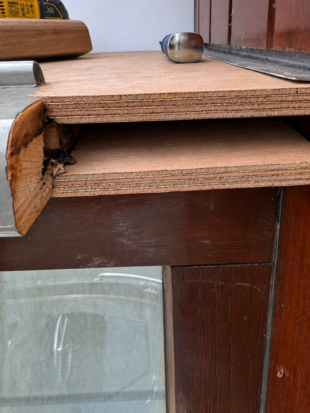 Polyester-, hout- en staalreparaties — FB Jachtbouw Polyester-, hout- en staalreparatie — detail van houten reparatie aan boord van een jacht