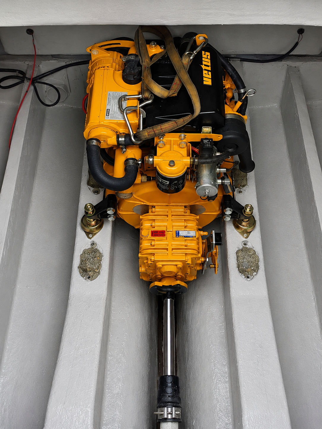 Diesel onderhoud scheepsmotor — FB Jachtbouw Diesel onderhoud jacht — geïnstalleerde Vetus scheepsdieselmotor in de motorruimte