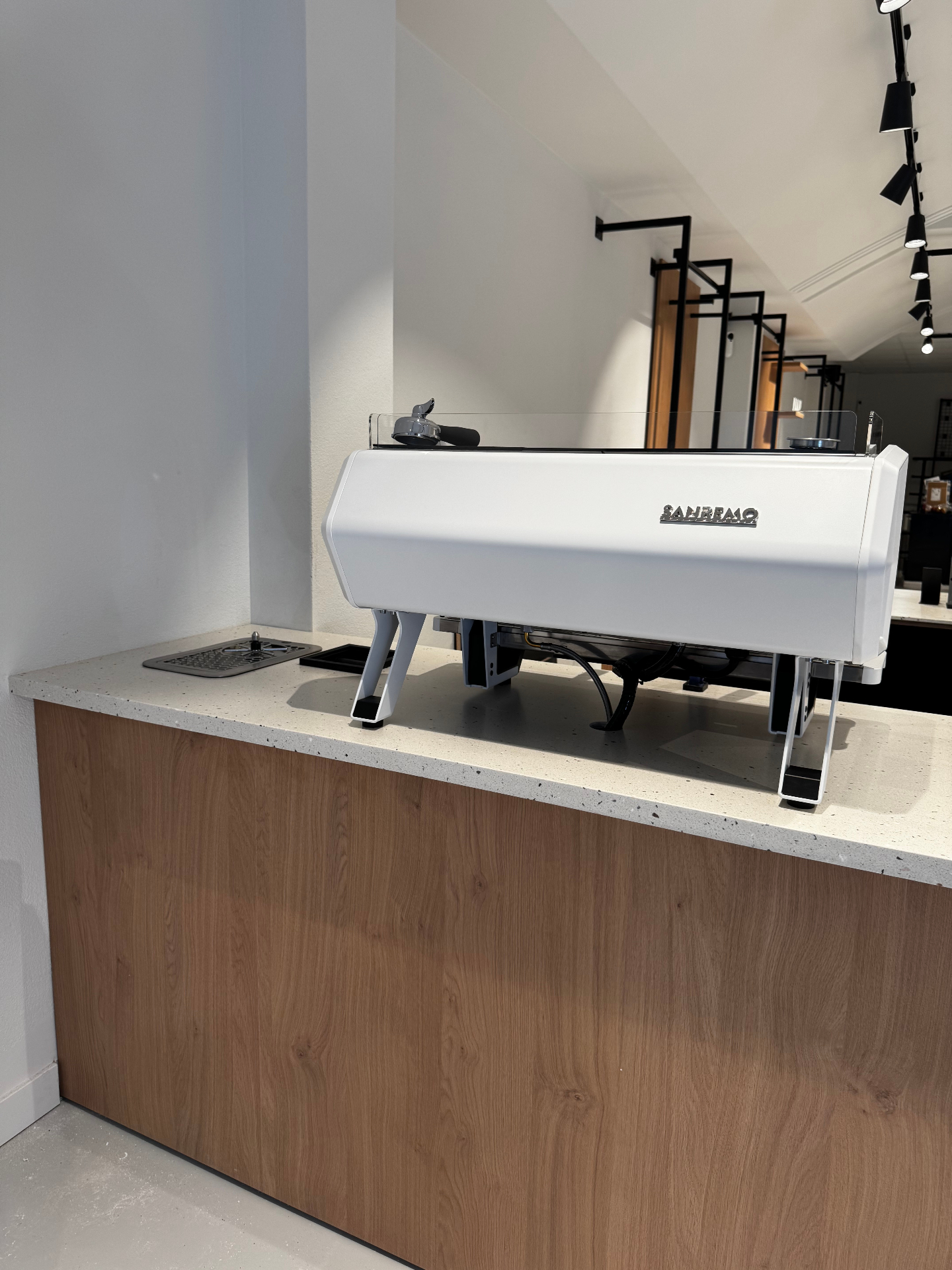 Interieurbouw op maat voor jachten — FB Jachtbouw Interieurbouw jacht — detail van maatwerk houten betimmering en afwerking aan boord